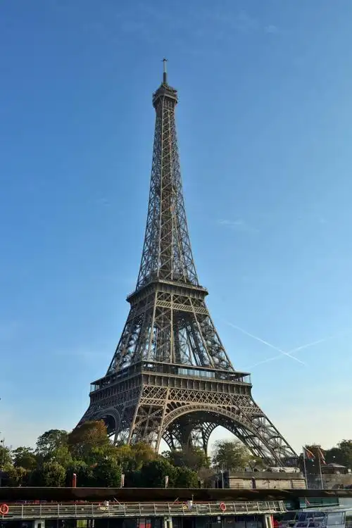 法国巴黎塞纳河畔风光及夕阳下的凯旋门