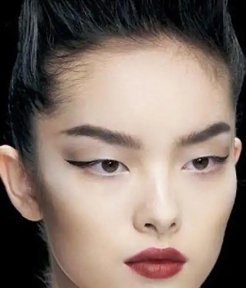 丹凤眼是凤眼的一种,古代面相学中双眼皮的凤眼是双凤眼,单眼皮或者内