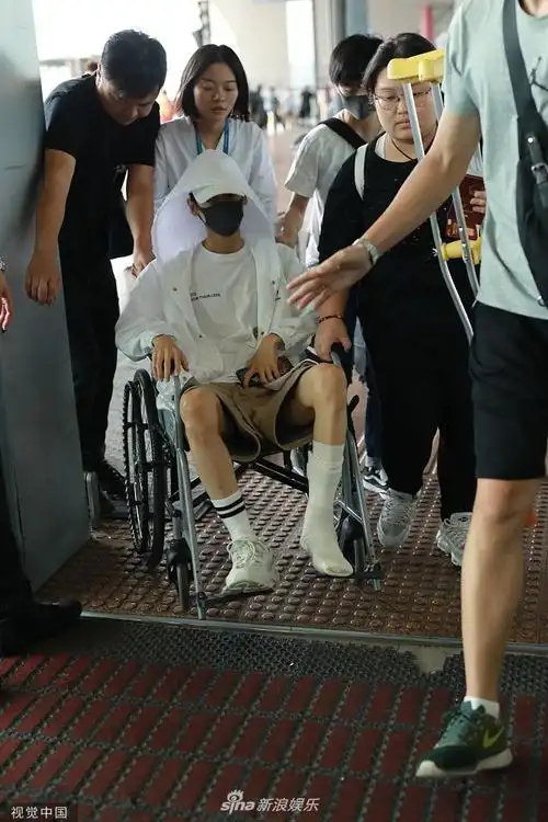罗云熙脚部受伤打绷带坐轮椅包裹严实身材消瘦惹人心疼