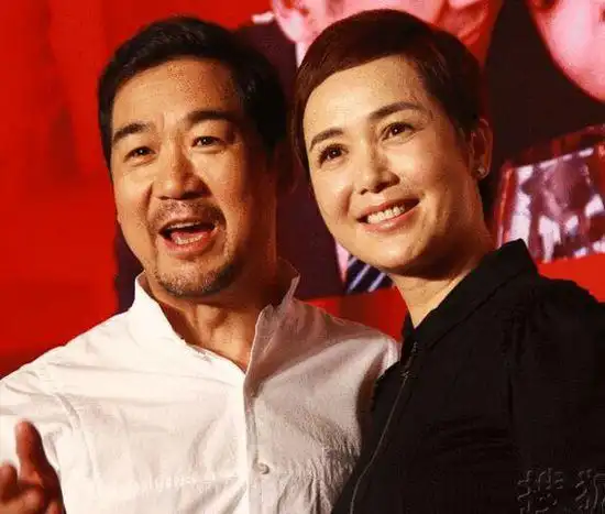 蒋雯丽张国立8年再合作挑战喜剧 演吻戏很拘谨