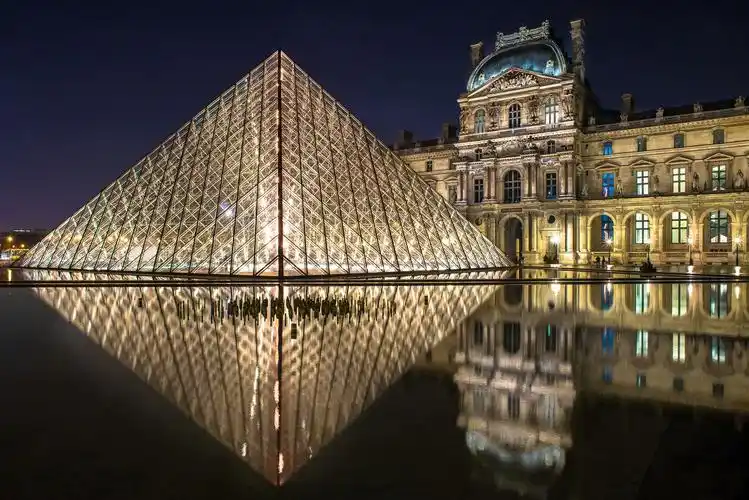 卢浮宫位于法国巴黎市中心的塞纳河北岸,位居世界四大博物馆之首