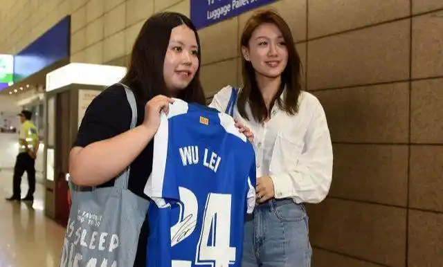 武磊老婆穿白衬衫走机场,身材颜值都很出众,低调文静没明星架子|休闲