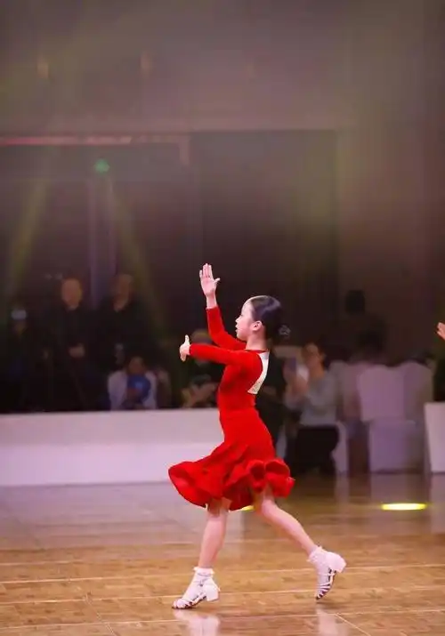 孙俪晒小花妹妹拉丁舞台照,评论区的一则搞笑评论,网友沦陷了_邓超