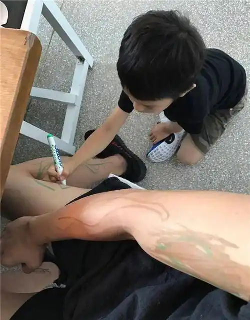 邓超晒魔性滑雪板,隔着屏幕笑出腹肌,担心俩孩子智商被拉低_感情_孙俪