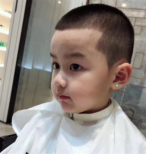 小男孩潮流发型 寸头or钢夹烫超酷的_儿童发型 - 美发站