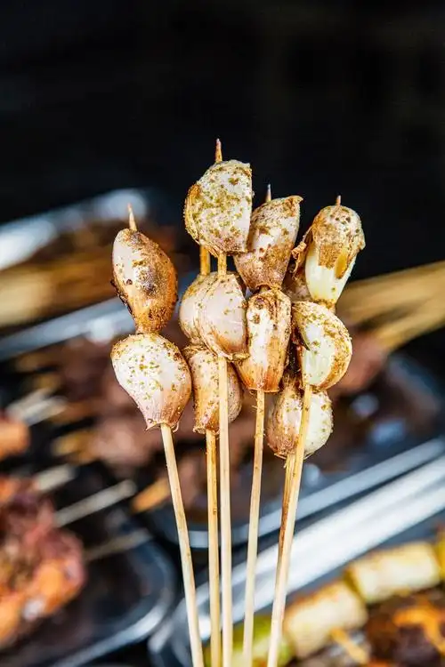 烤大蒜/烤苦瓜/牛油/牛筋/鸡翅烤串店居然有蒸饺?