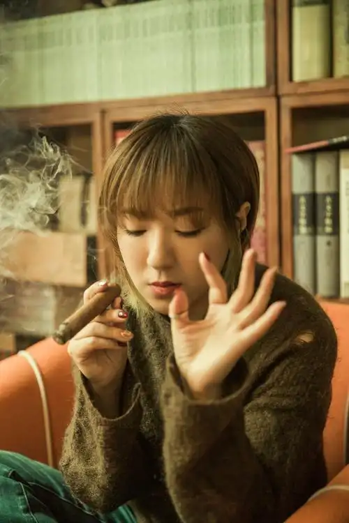 抽雪茄的女孩