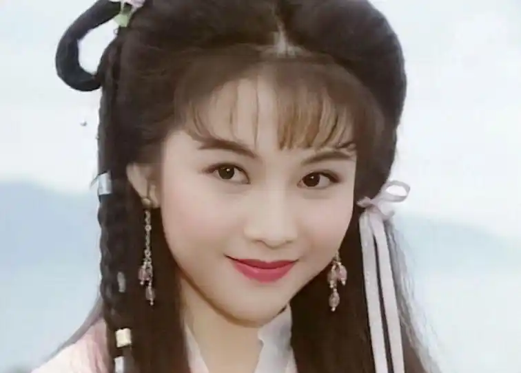 《风之刀》中18岁的蔡少芬长相真是好青涩,她的双眼皮更是有特点