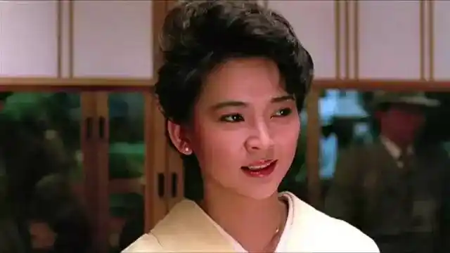 1985年,去香港发展,在洪金宝执导的两部动作喜剧片《福星高照》和