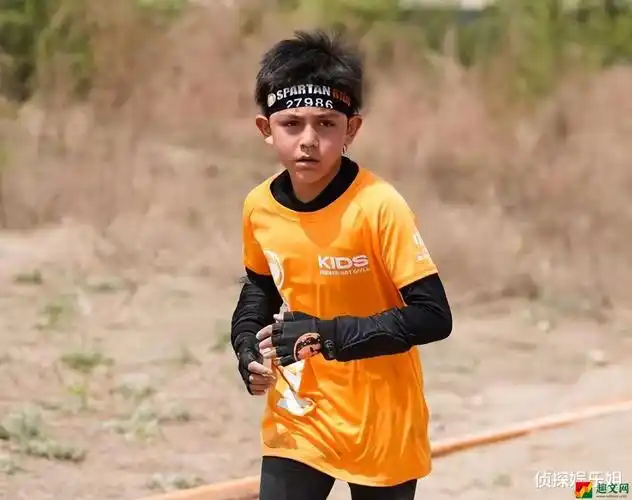 刘烨去年曾公开过儿子诺一和女儿霓娜出演话剧的照片,兄妹二人在舞台