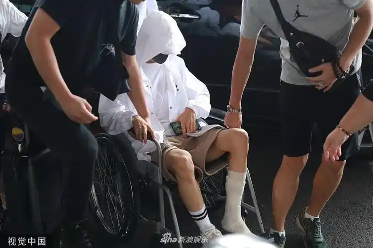 罗云熙脚部受伤打绷带坐轮椅包裹严实身材消瘦惹人心疼