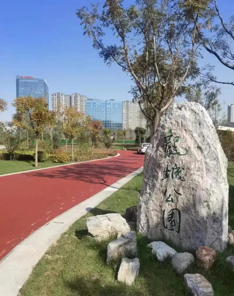 坐太原市唯一一条地铁去位于小店区的首开小区,在龙城公园站出来,看到