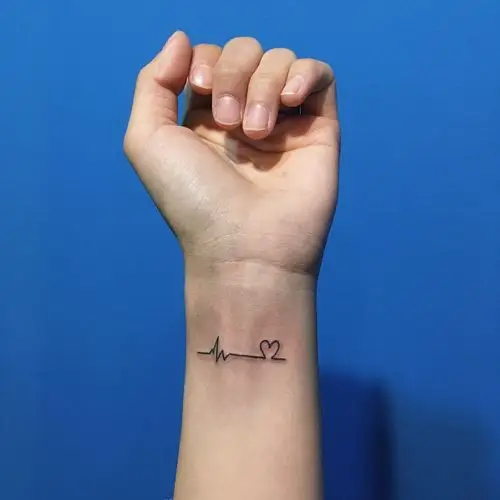 手腕简单线条心电图爱心纹身图案