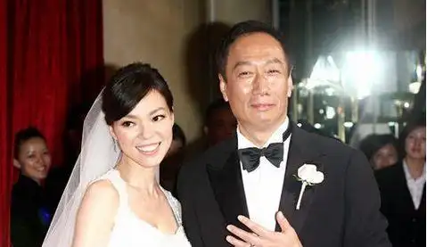 她34岁嫁入豪门,继子比自己小2岁,丈夫老当益壮64岁再添儿女