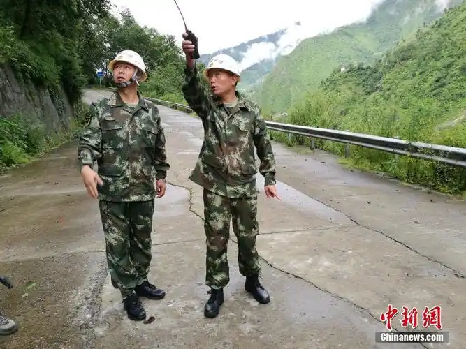 武警交通部队悬崖掘道打通400米中尼公路