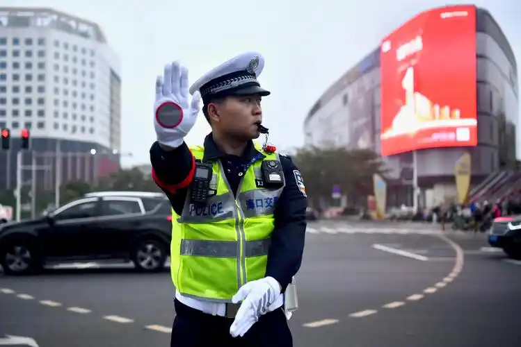 海口公安交警开展交通指挥手势实战大比武活动