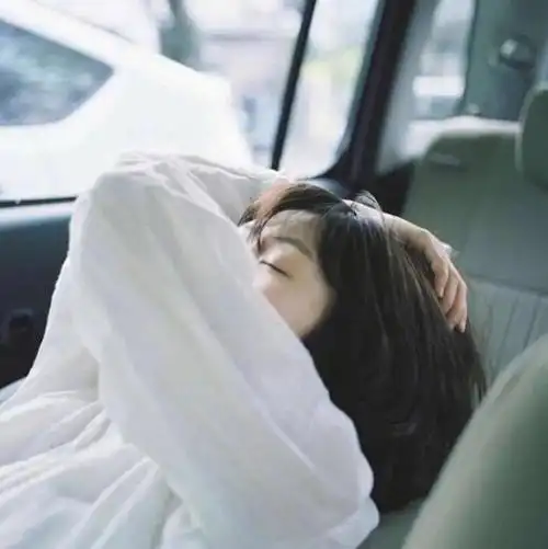 坐在车窗边发呆的你.#女生头像  #优质女生头像