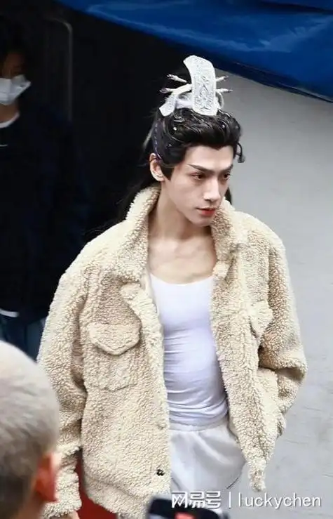 罗云熙秀腹肌照,努力改变身材告别"病弱感",男演员身材重要性