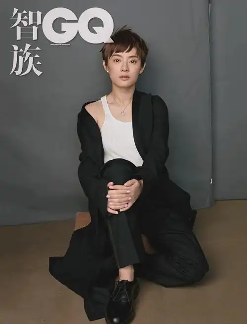 孙俪酷感之姿登男刊封面 西装造型英气逼人