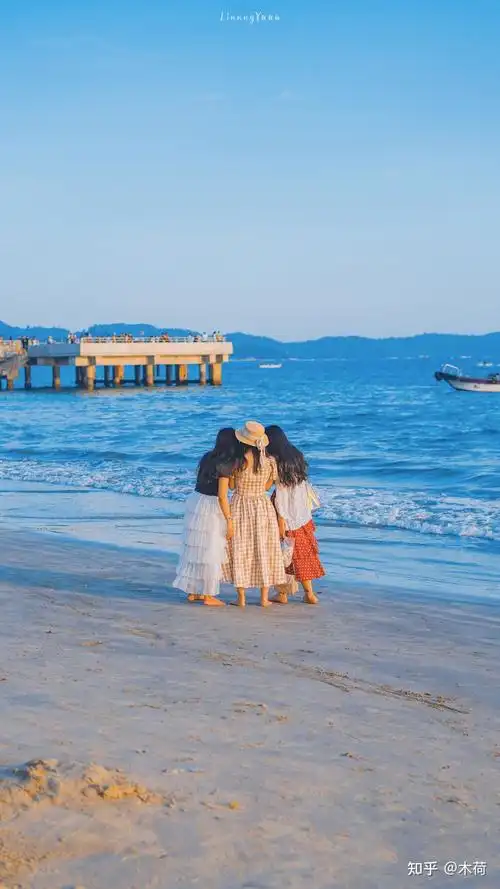 求闺蜜壁纸最好是那种两个人的背影或者一起奔跑的色调是那种不太亮的