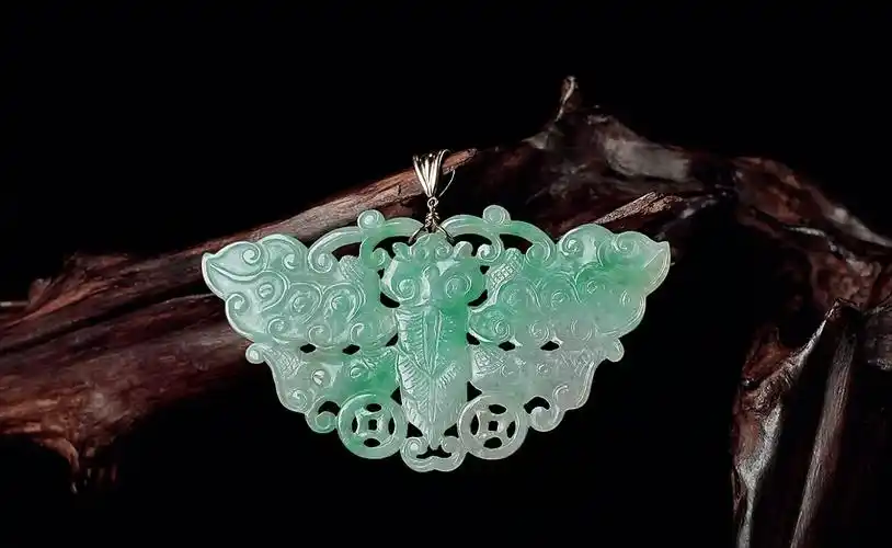 云南典藏二十三周年庆典拍卖会长见今点·古董珍玩专场清 翡翠正阳色