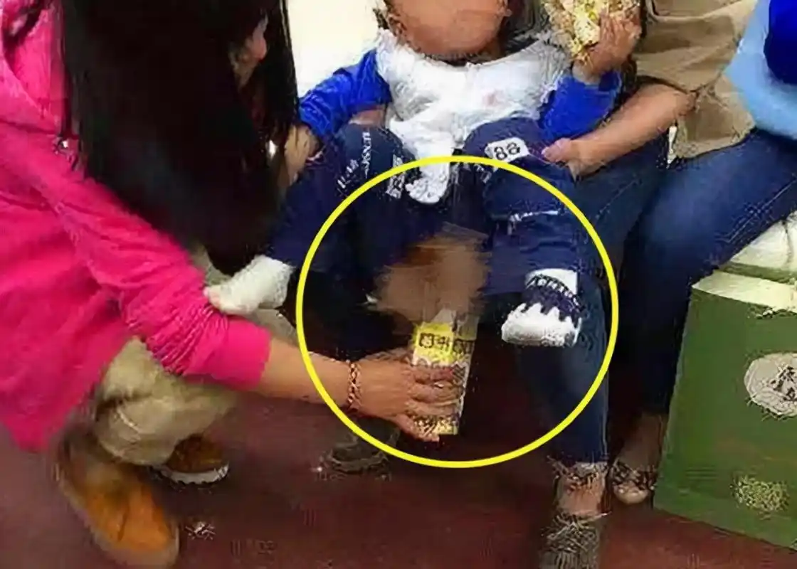 孩子公交车尿急,宝妈让娃尿在垃圾桶内,女学生:太没素质