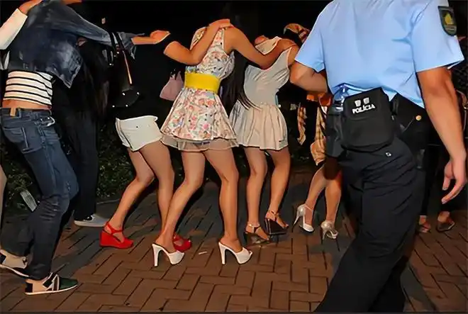 南京一歌厅舞女惨遭情人杀害分尸,凶手交代:她又色又贪|敲诈|何青青