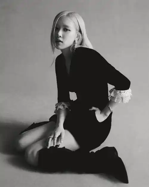 朴彩英登国际顶级杂志封面,系亚洲首位明星,火辣身材美出新高度_黑色