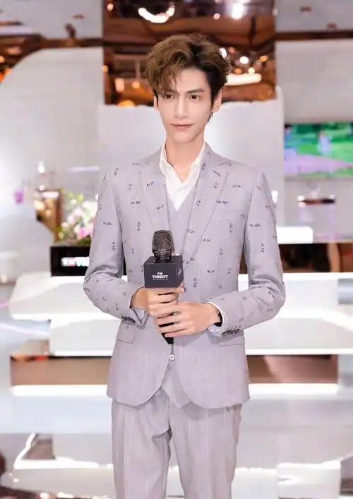 罗云熙要身材有身材,要样貌有样貌,关键演技还好,不得不说,罗云熙的