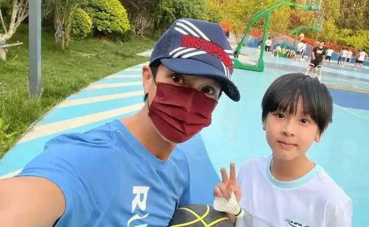 原创吴尊晒一家四口近照妻子林丽吟低调出镜neinei又白又瘦像妈妈