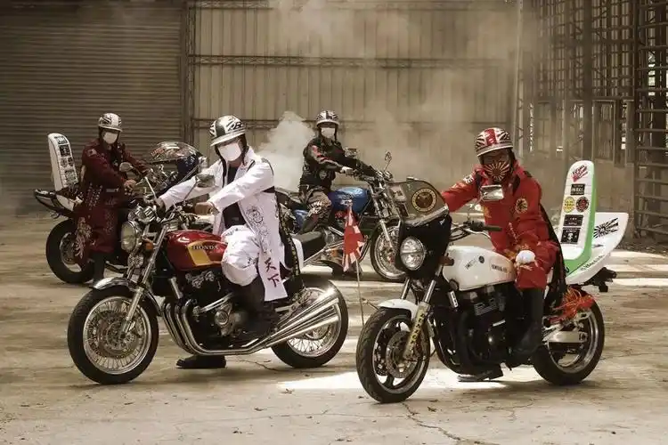 日本暴走族太岁头上动土挑衅警察下一秒直接被撞飞