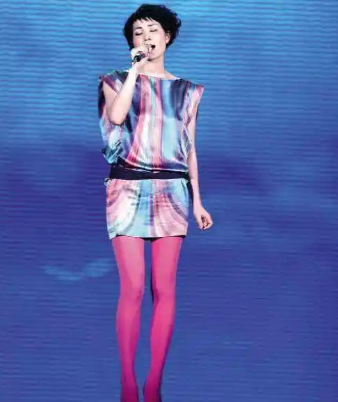 晒晒王菲四届央视春晚的经典造型