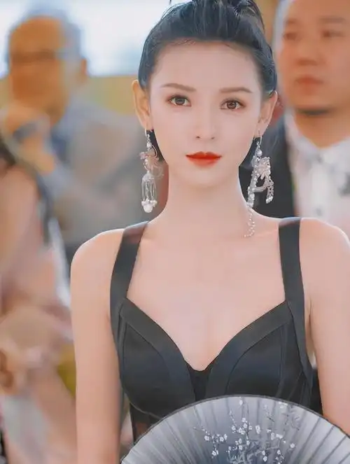 温柔清新的张予曦,明艳妩媚,美艳动人!