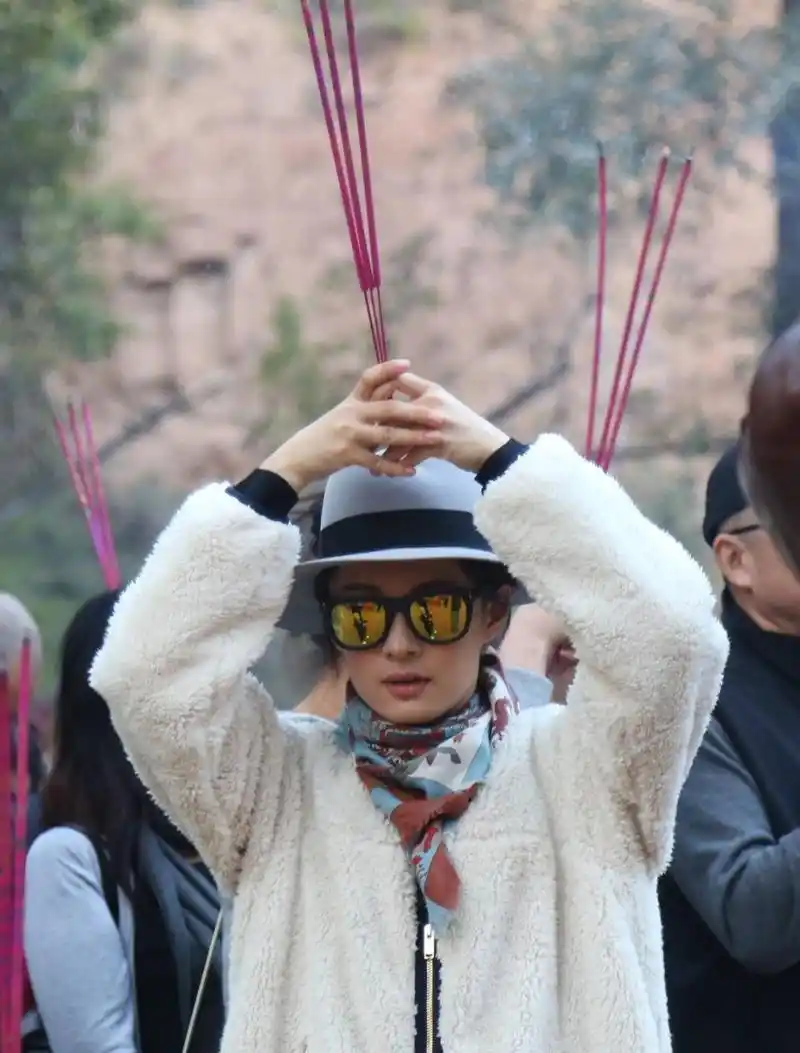 孙俪遭遇网暴,账号评论区已沦陷,网友:为什么张译不能当面抽烟