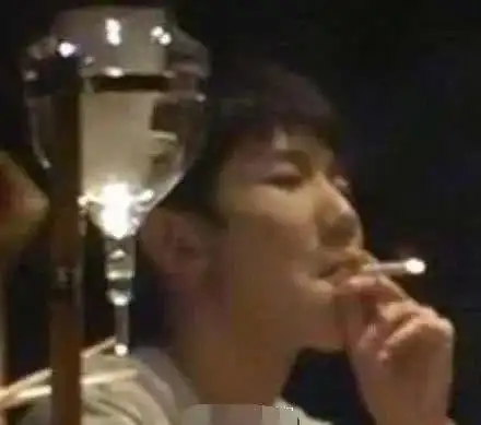 但通过"王源抽烟"一事又引发不少艺人抽烟被扒的情况,比如胡歌,邓伦