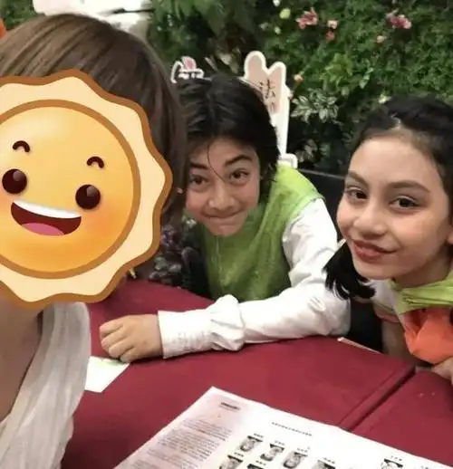 6月11日,有网友晒出了一张刘烨儿子诺伊和女儿妮娜在成都都江堰景区的