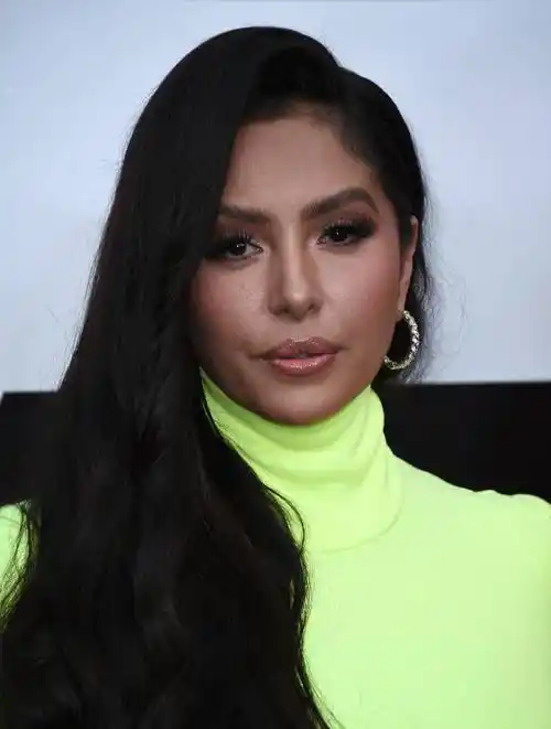 原创科比妻女走红毯瓦妮莎身材爆肥毛孔粗大18岁长女越来越像科比