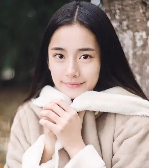 圆脸女生直发适合刘海年轻漂亮的女生长发_发型造型_宝妈时尚生活网