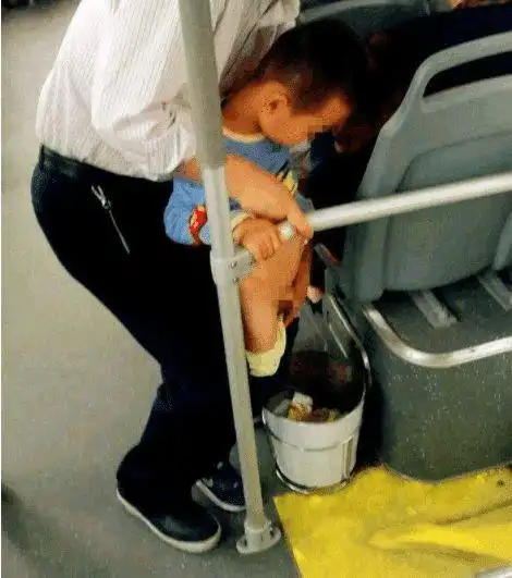 4岁男孩童尿急, 年轻母亲让其在公交车垃圾桶里尿尿, 网友吵翻了.