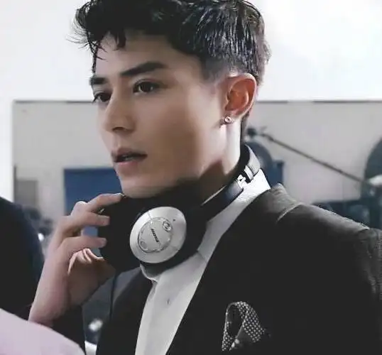 男星戴耳环谁最帅王俊凯变成熟黄子韬秀气最搞笑的是何炅