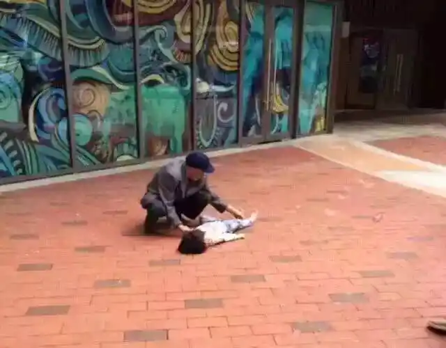 因3楼走廊扶栏处未装玻璃,女孩意外坠落,后被送至医院抢救无效身亡