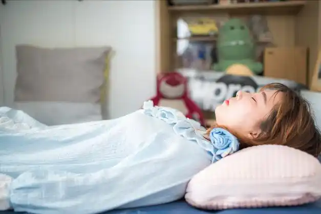 好看的女生究竟应该怎么睡?真人演示,谈谈正确睡姿与床垫的选购