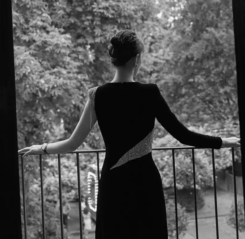 6位中年女星背影杀:年近半百仍似少女,胖一丝累赘,瘦一点没味