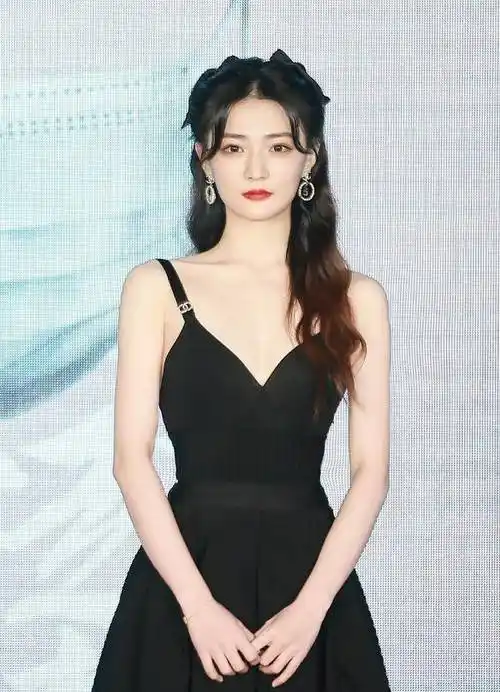 基本上都是属于简约的吊带以及抹身材款式,徐璐这一次选择的礼服也是