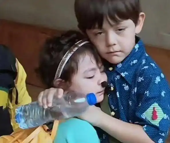 6月11日,有网友晒出了一张刘烨儿子诺伊和女儿妮娜在成都都江堰景区的