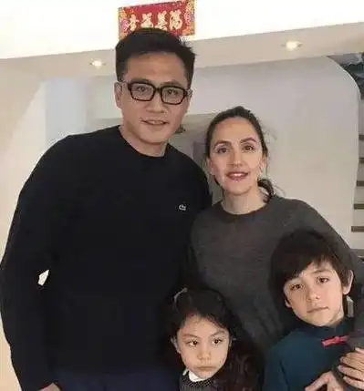 老照片(725) 演员刘烨和法国籍妻子安娜伊思·马田及儿女. - 抖音