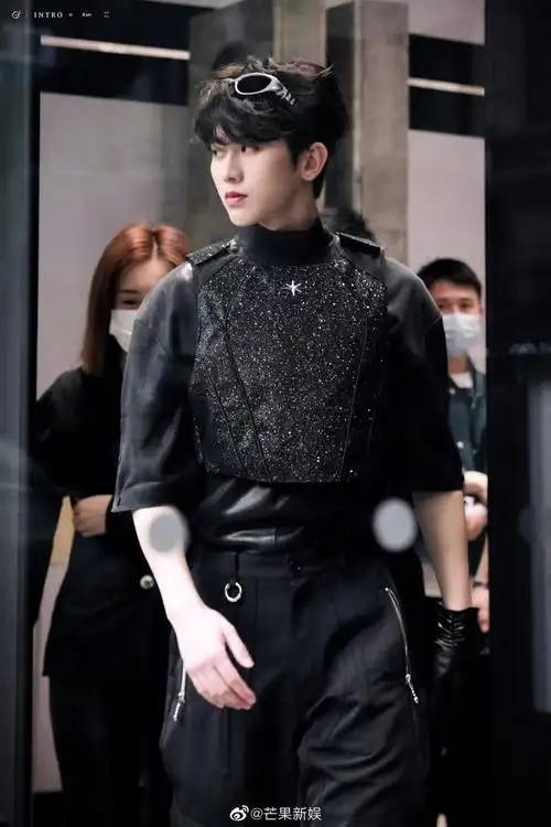 蔡徐坤黑色特工造型#蔡徐坤今日份新鲜活动一身全黑造型酷帅十足 太