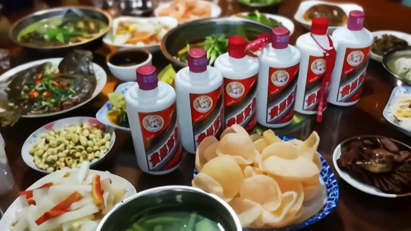 胆太肥!广东3人聚餐喝6瓶老茅台,临走时女服务员竟干这事,咋了