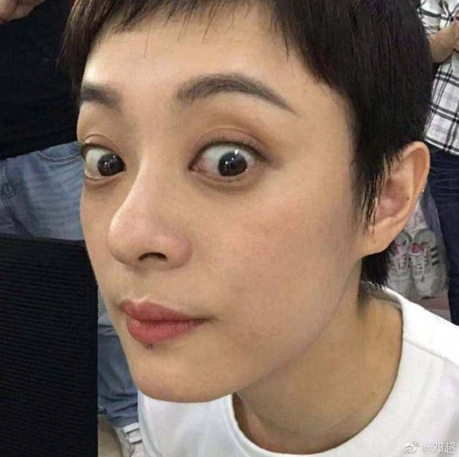 邓超晒孙俪搞怪照,配文:别再问我要自拍了!