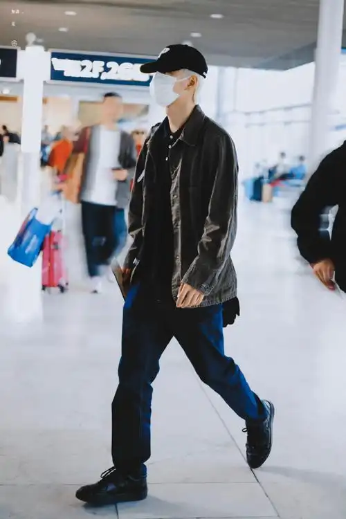 王一博巴黎时装周#20231004 巴黎时间王一博【行程】巴黎飞北京01